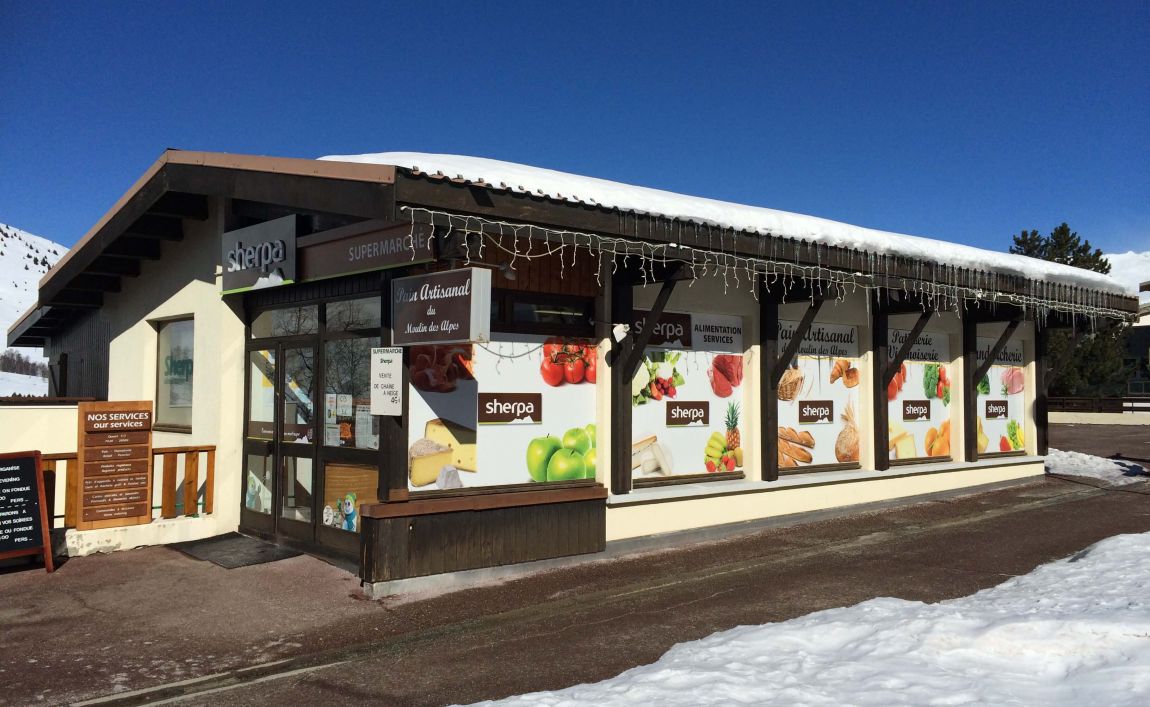Extérieur supermarché sherpa Deux Alpes 1800 (les) entrée en hiver