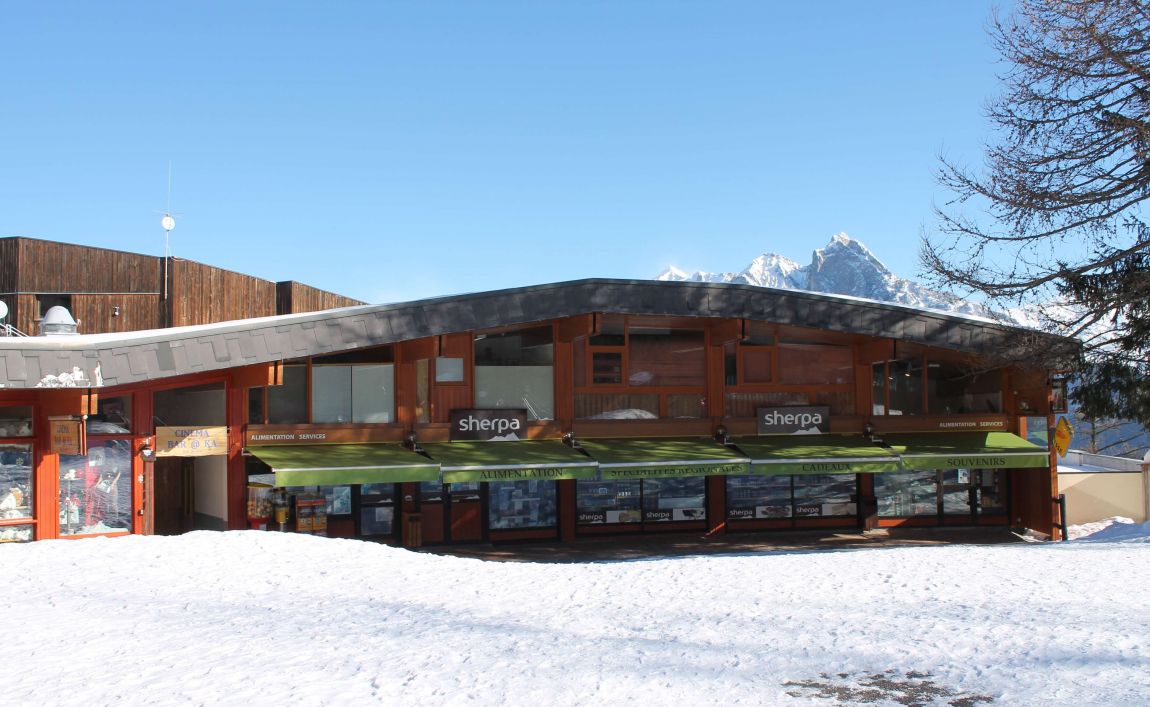 Extérieur supermarché sherpa Karellis (les) entrée en hiver avec la montagne en arrière plan