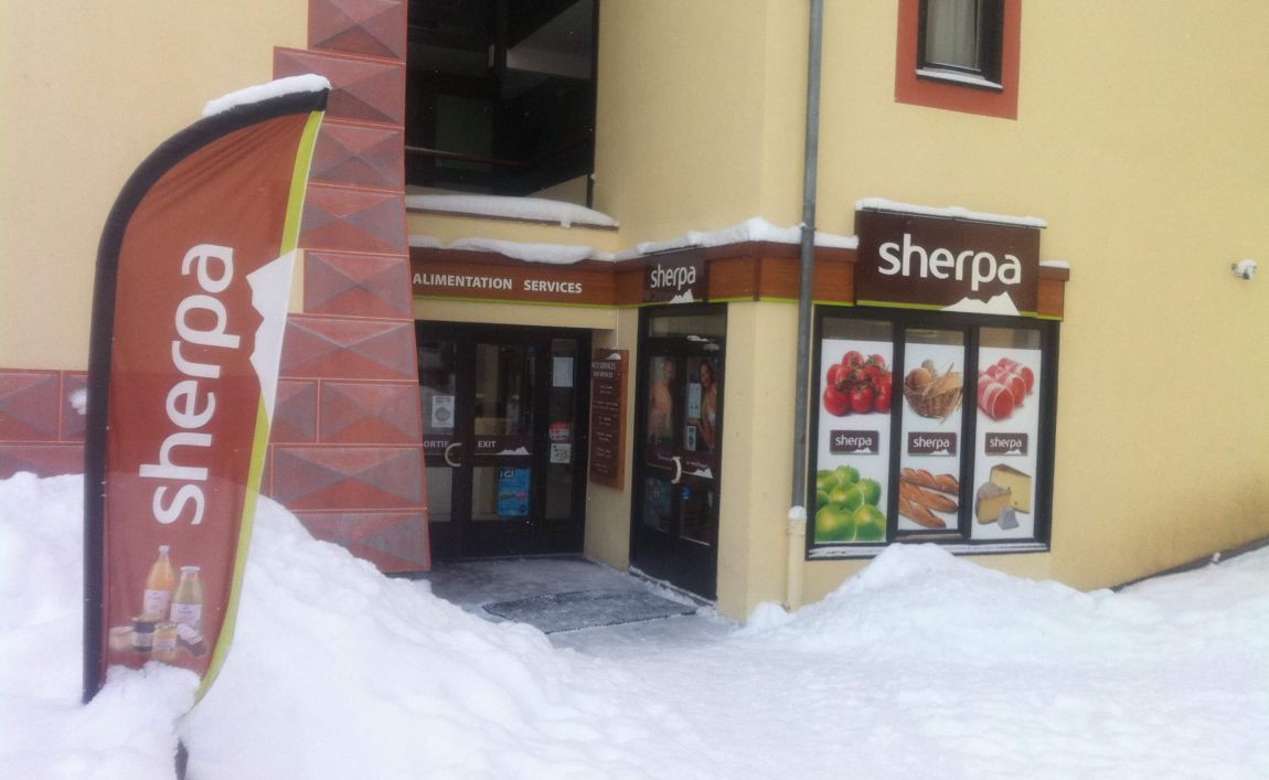 Extérieur supermarché sherpa Morillon entrée en hiver