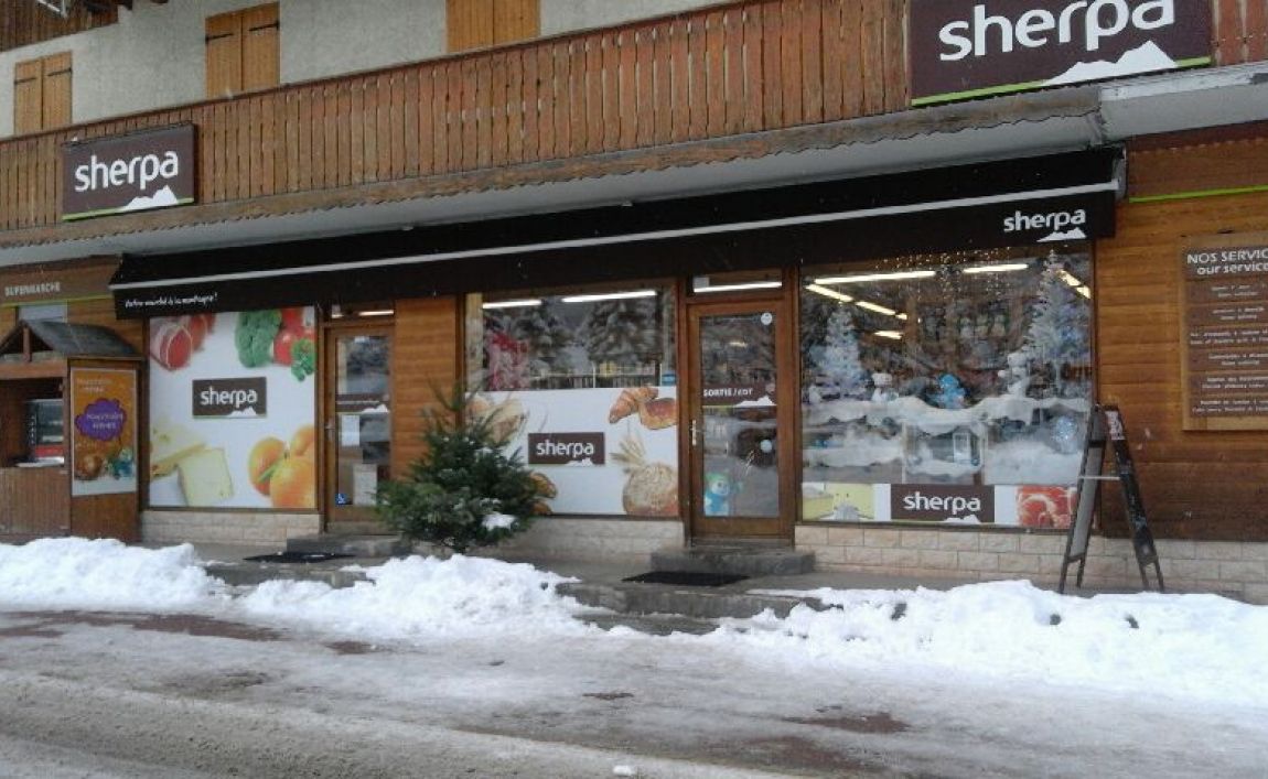 Sherpa supermarket Pralognan winter entrance