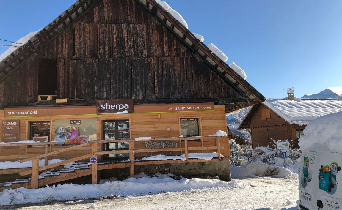 Extérieur supermarché sherpa Puy Saint Vincent 1400 entrée en hiver