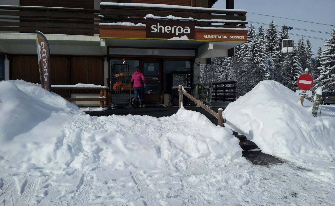 Extérieur supermarché sherpa Saint Gervais - le bettex entrée en hiver