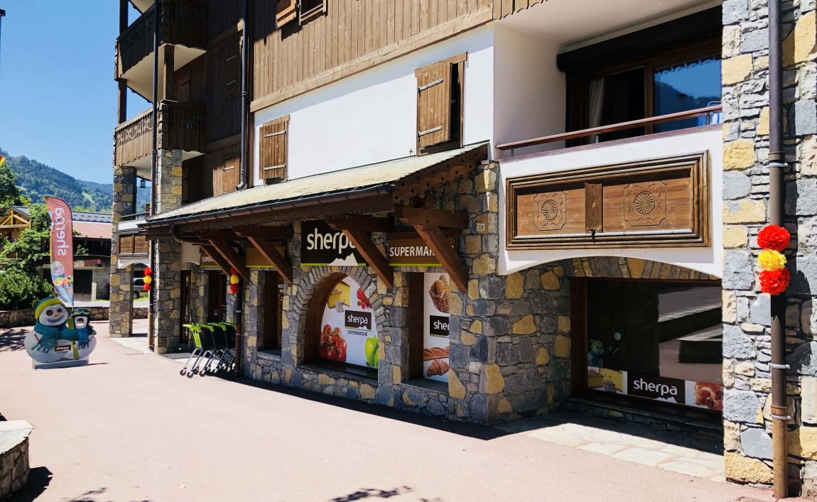 Extérieur supermarché sherpa Samoëns entrée