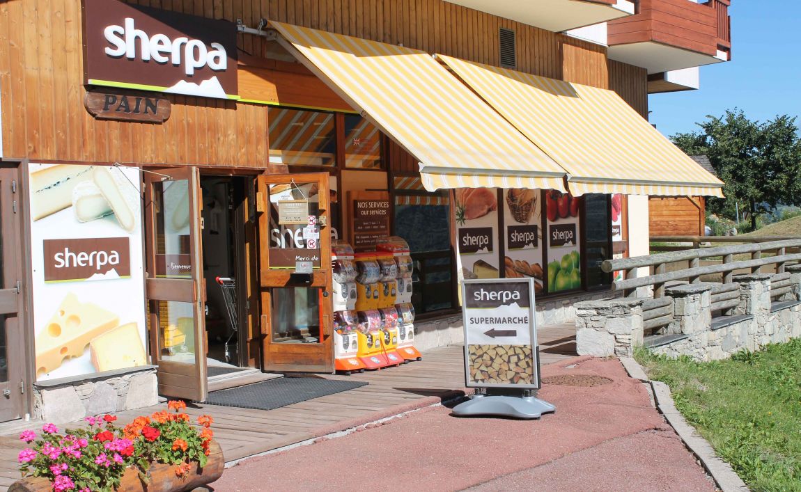Extérieur supermarché sherpa Tania (la) entrée en été