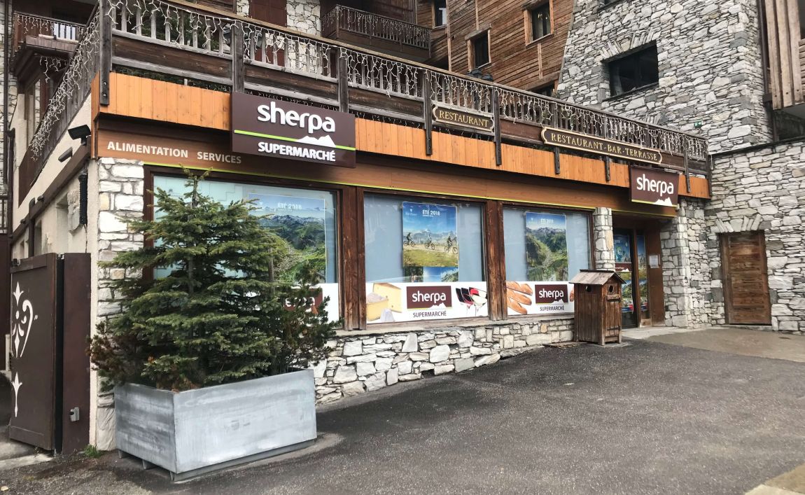 Extérieur supermarché sherpa Val d'Isère entrée
