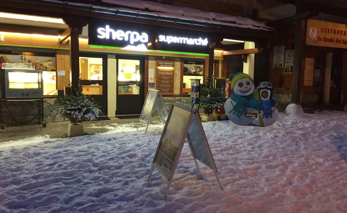 Sherpa supermarket Valfréjus winter entrance