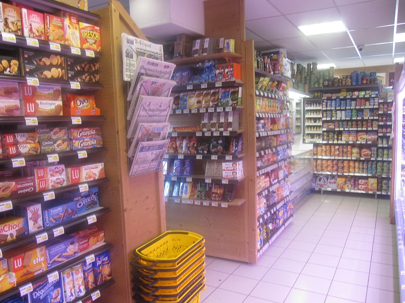 Sherpa supermarket Ménuires (les) - preyerand central aisle