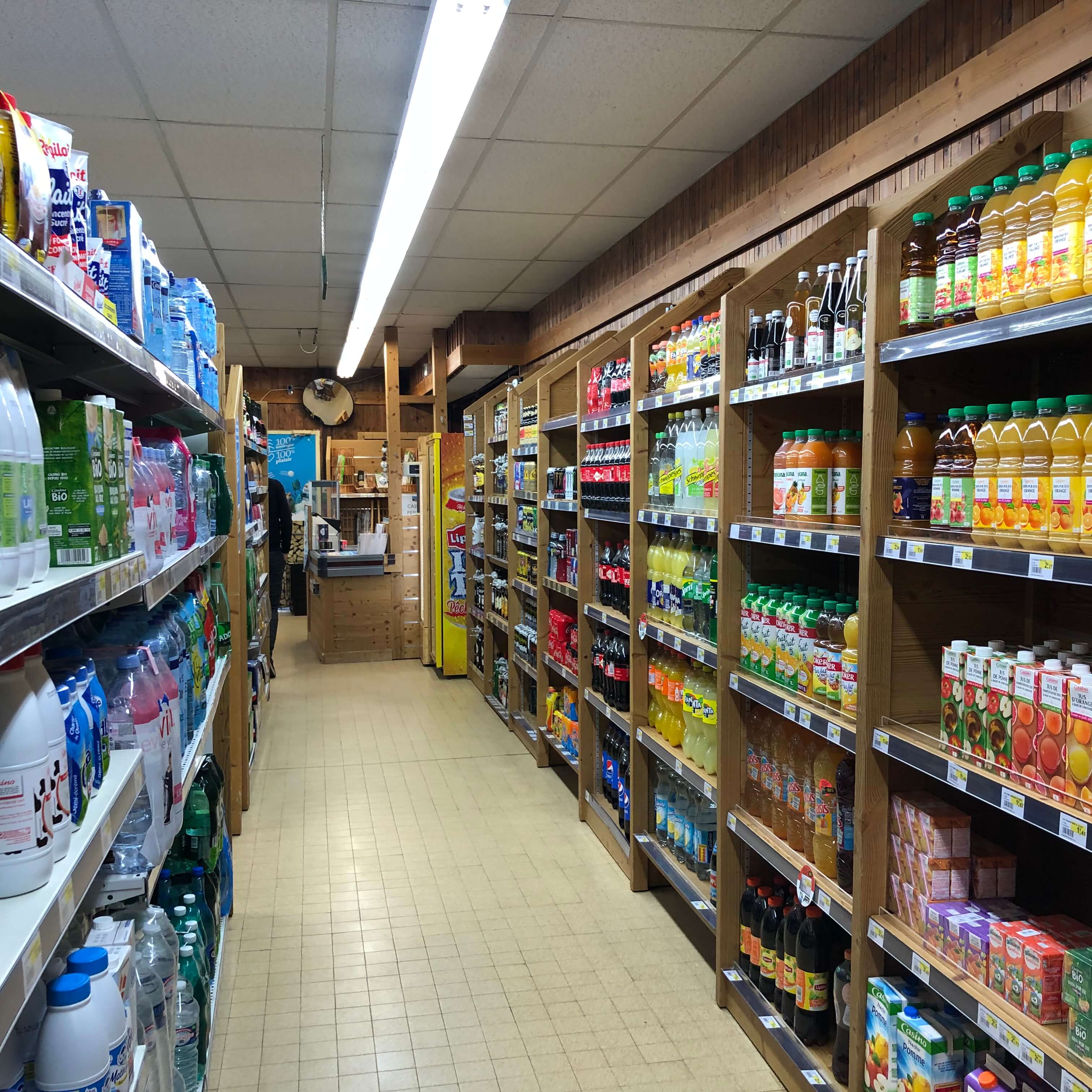 Sherpa supermarket Prapoutel les 7 Laux shelves