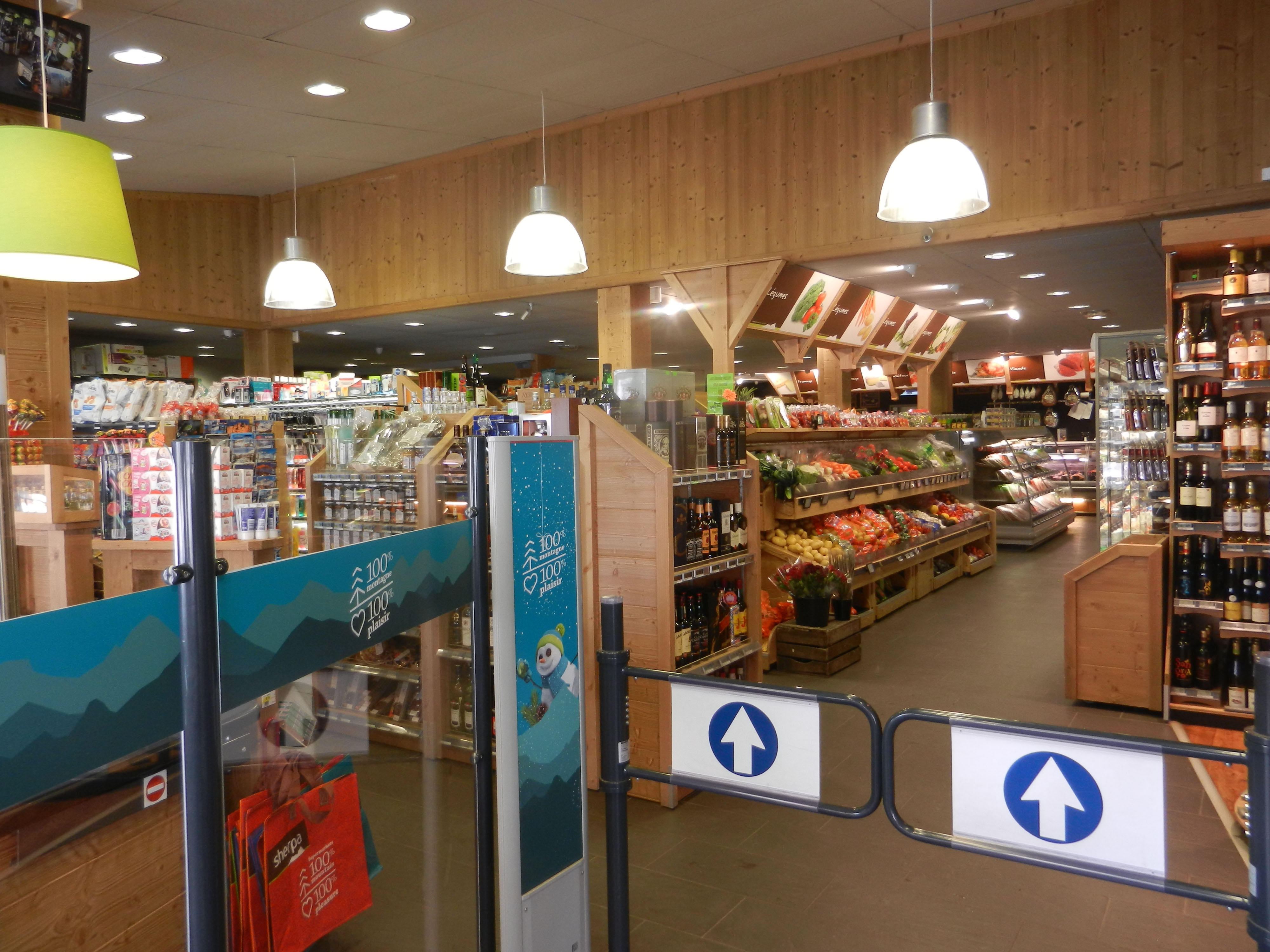 Sherpa supermarket Val Thorens - péclet entrance doors