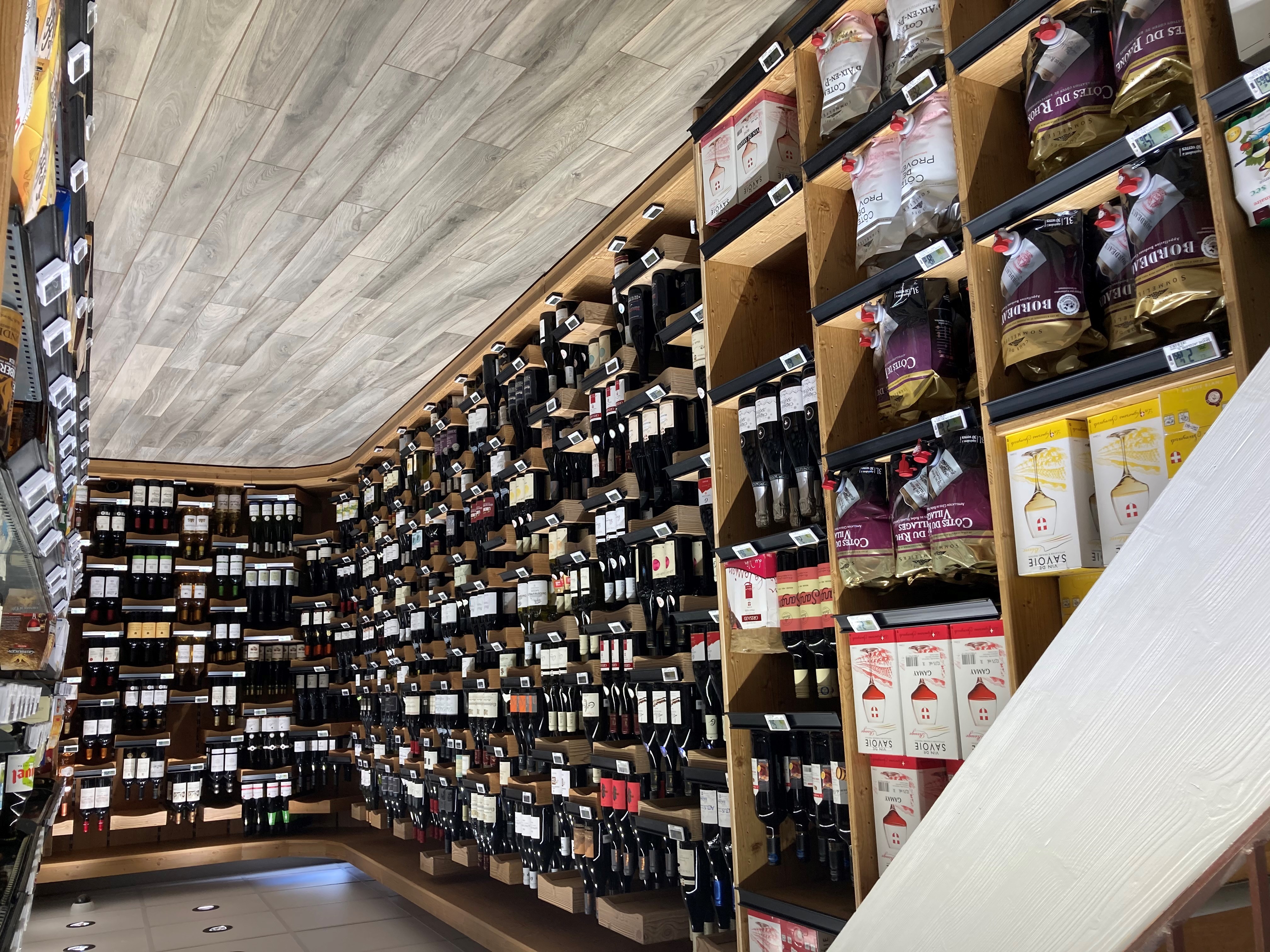Intérieur supermarché sherpa Arc 1800 cave à vins