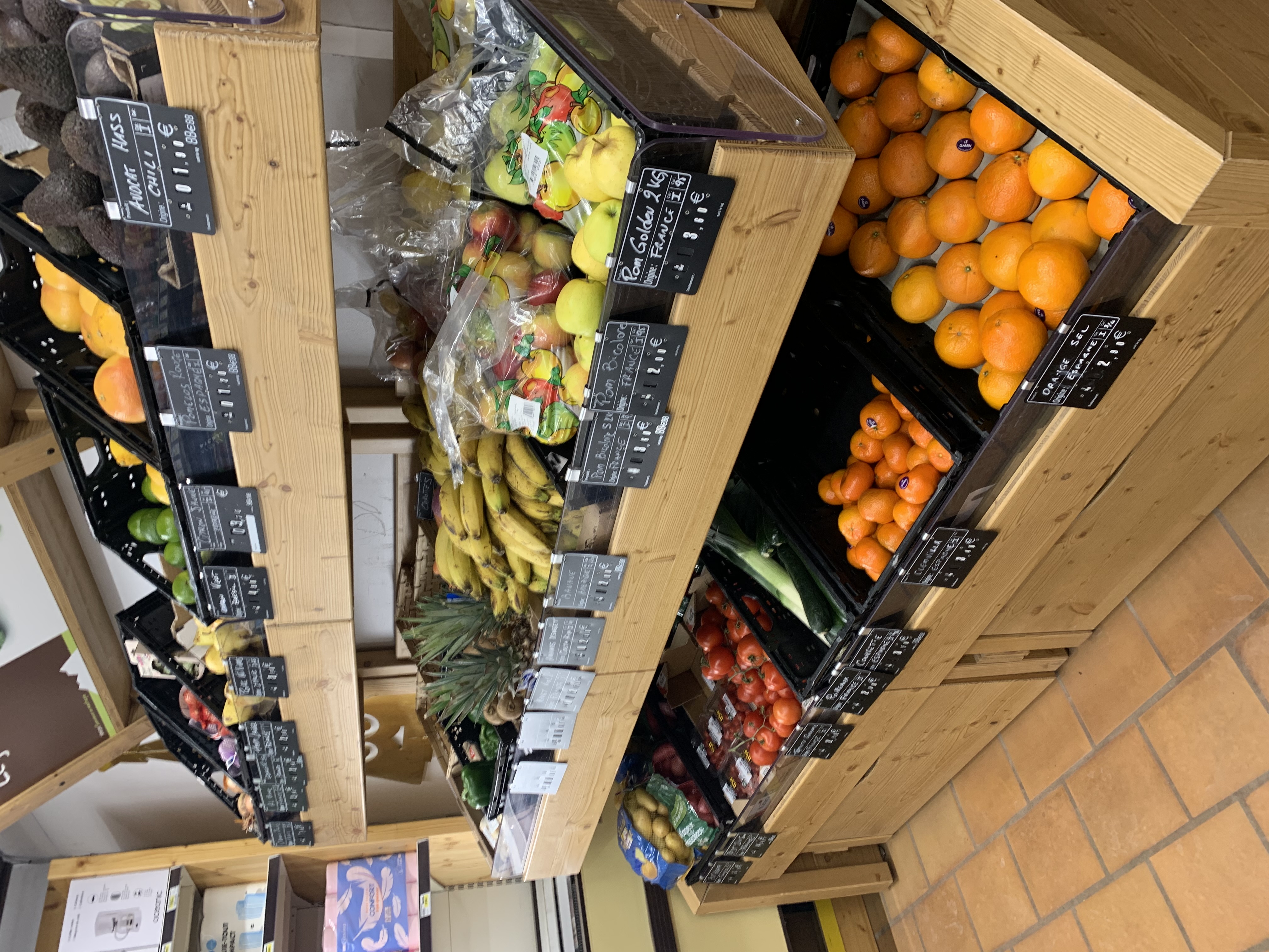 Intérieur supermarché sherpa Deux Alpes 1800 (les) rayon fruits et légumes