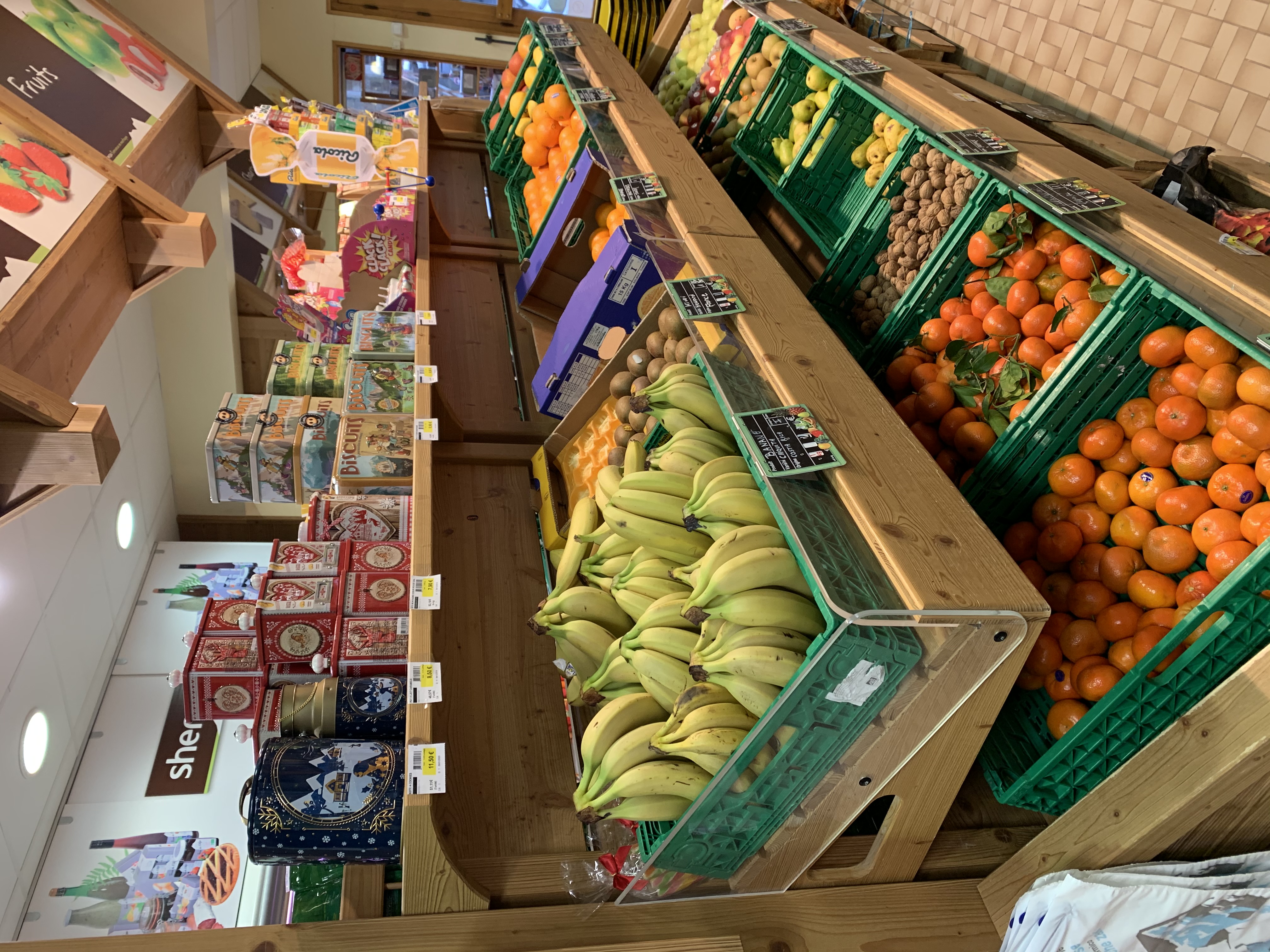 Intérieur supermarché sherpa Crest Voland rayon fruits et légumes