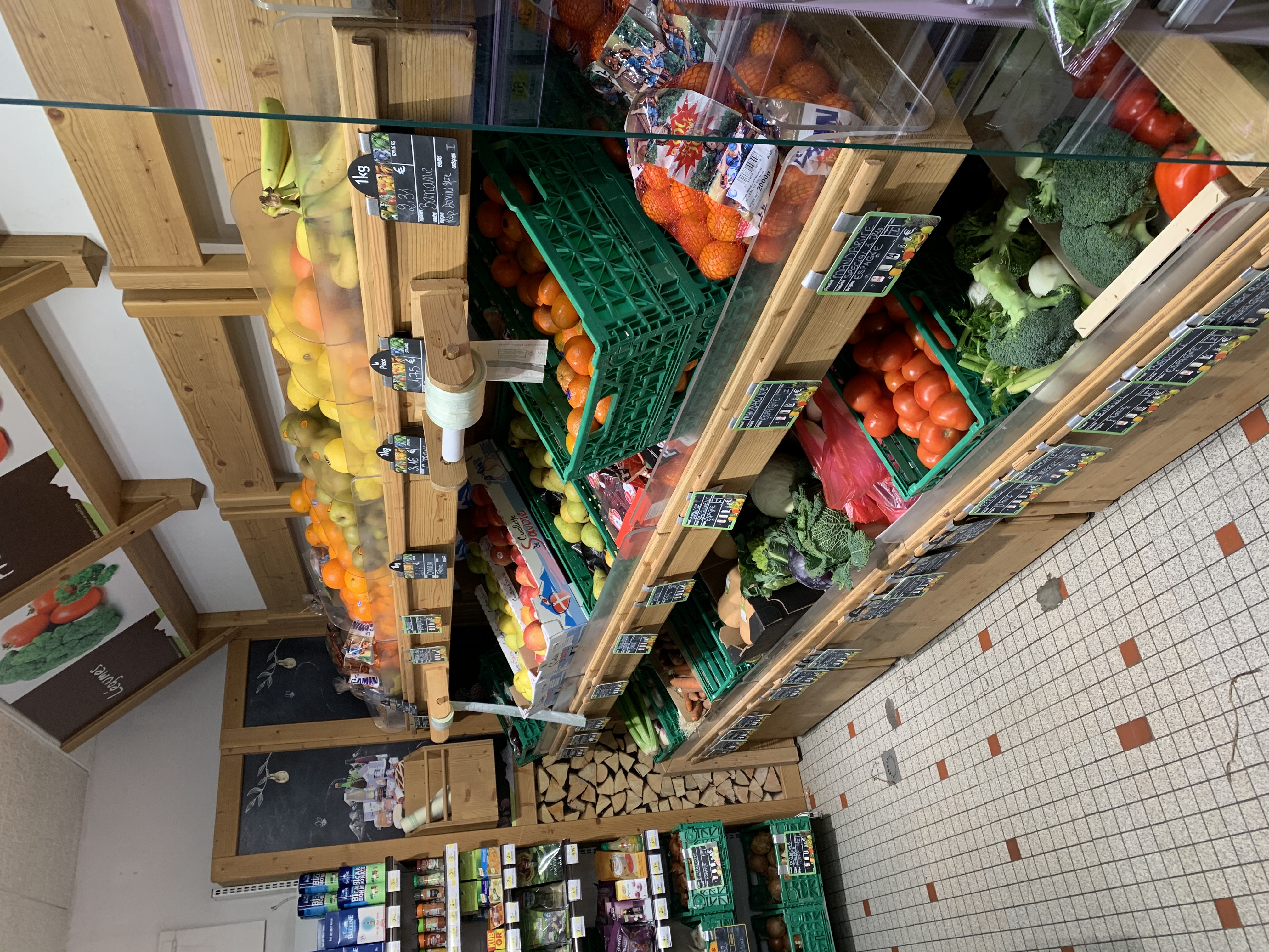Intérieur supermarché sherpa Notre Dame de Bellecombe Rayon fruits et légumes