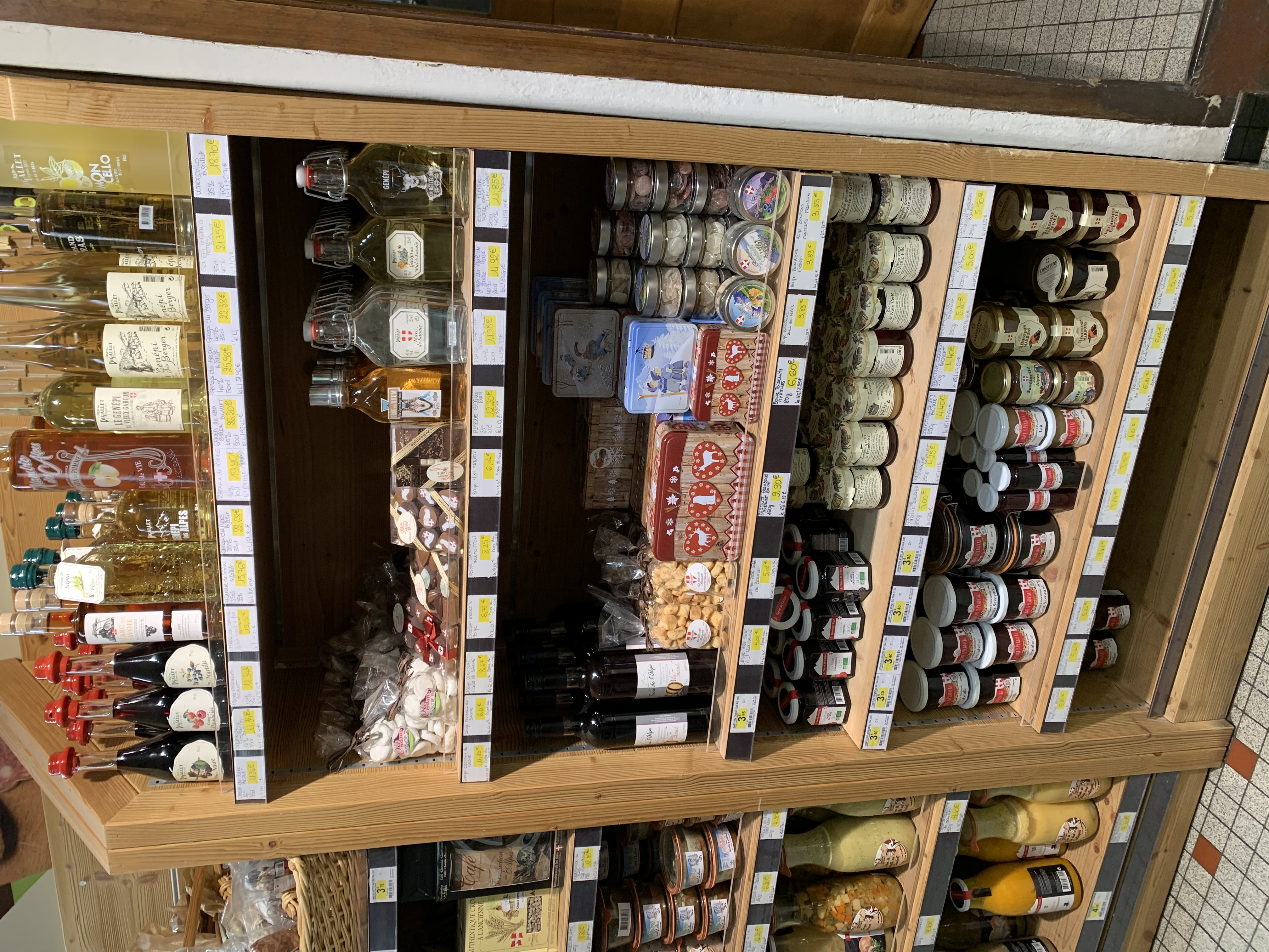 Intérieur supermarché sherpa Notre Dame de Bellecombe Rayon produits régional