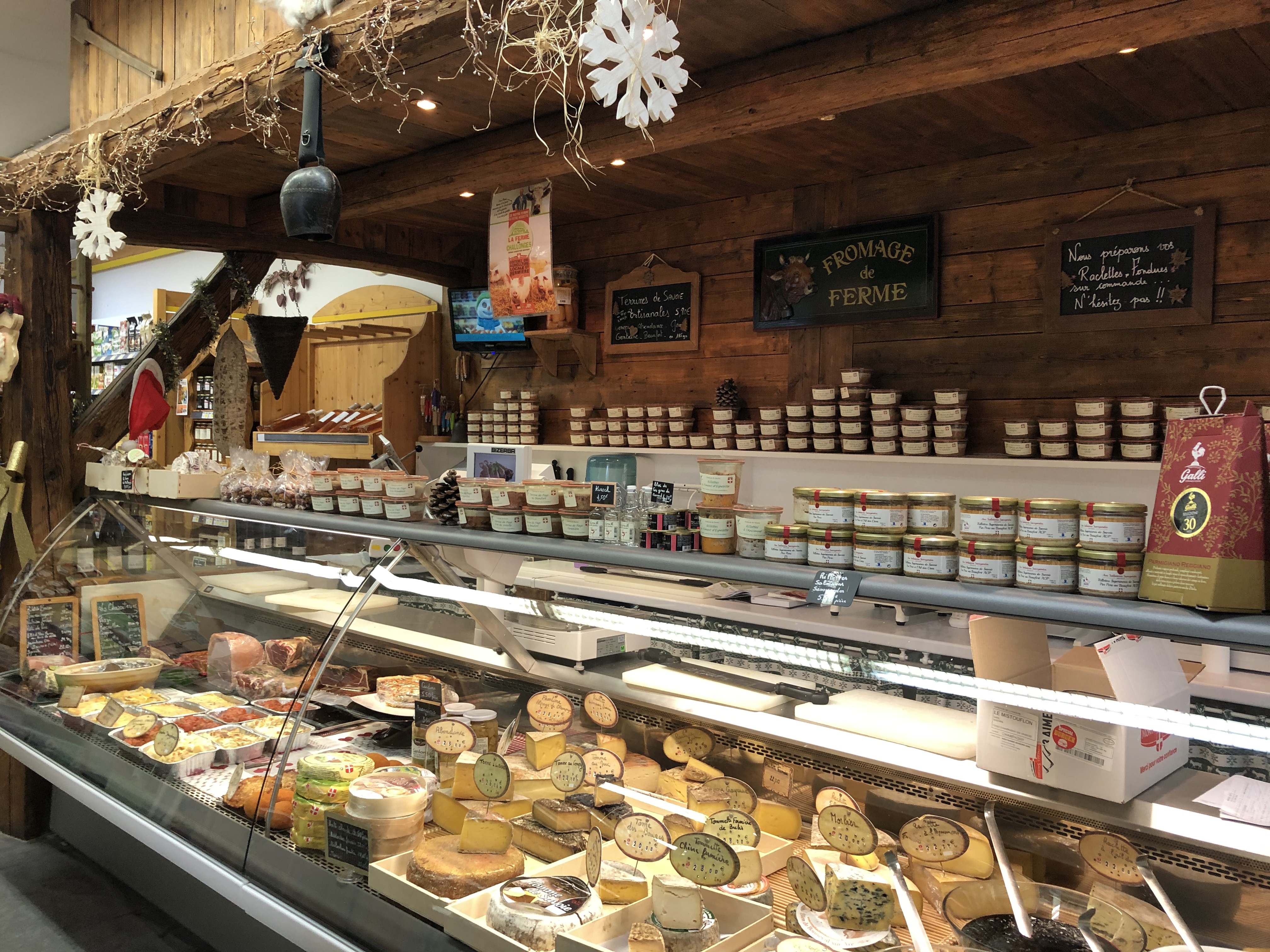 Supermarché Sherpa Champagny en Vanoise - Rayon Fromages, coupe