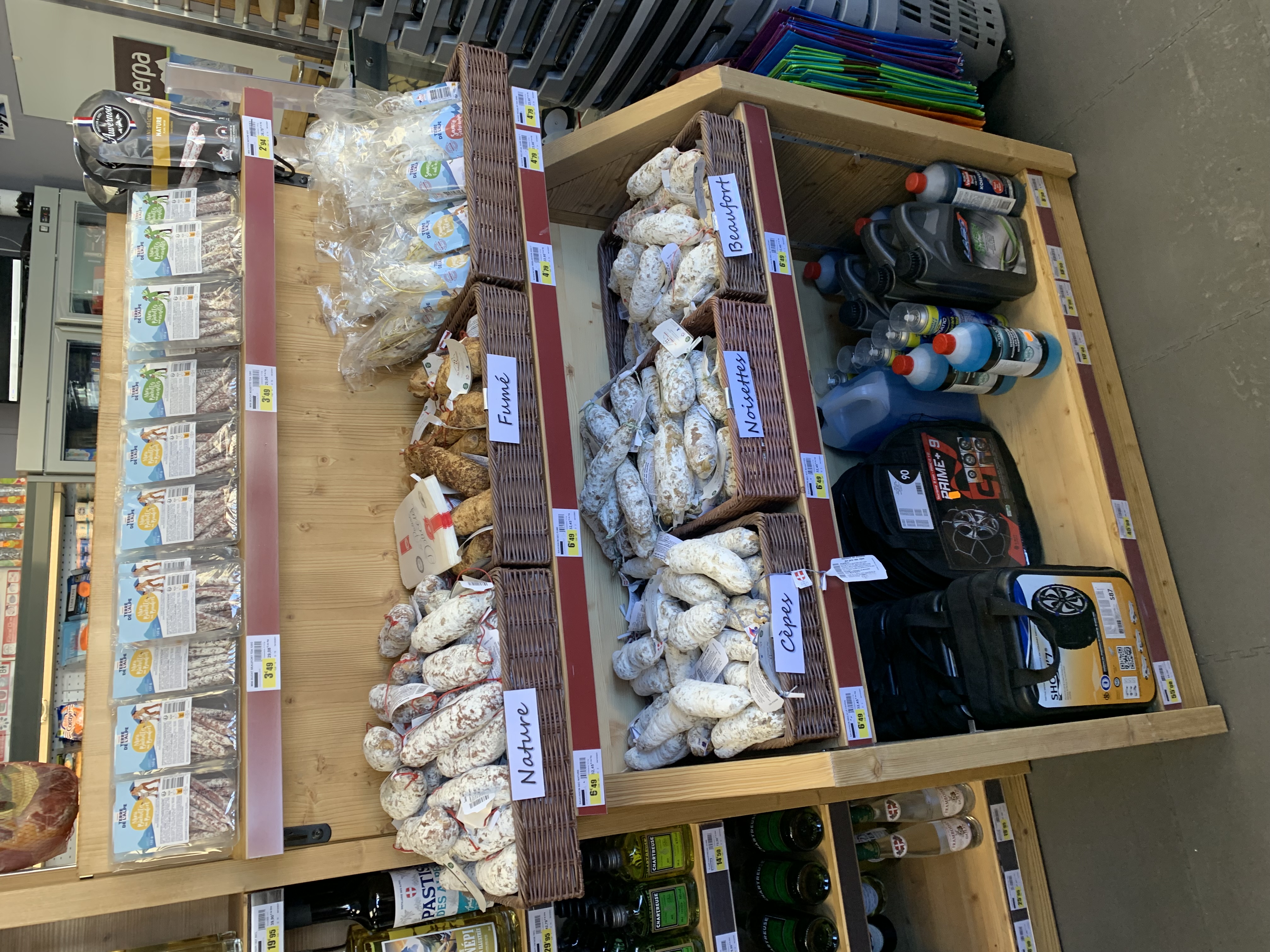 Intérieur supermarché sherpa Contamines-Montjoie (Les) - hameaux du lay saucissons
