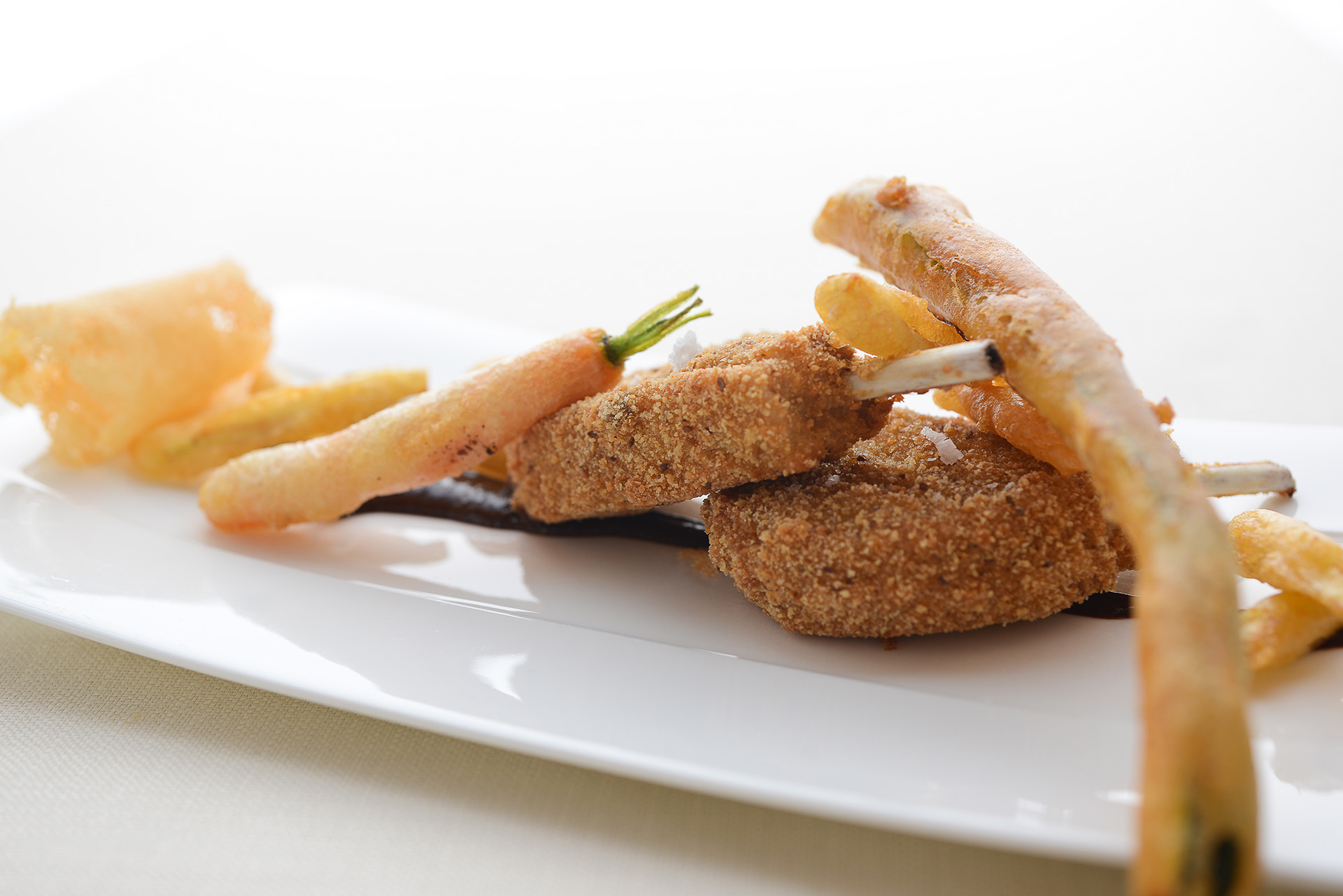 Côte d’agneau panée, beignets de sauge et tempura de légumes