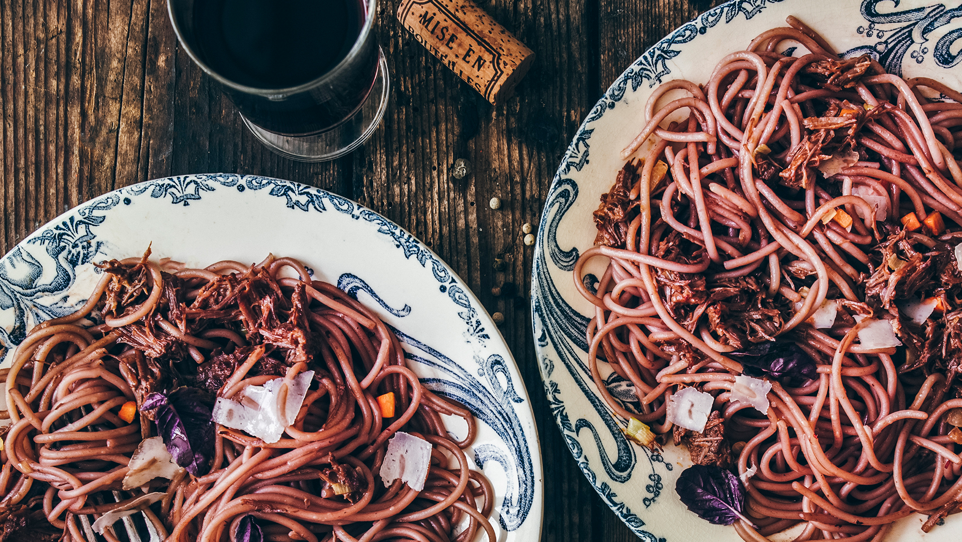 Spaghettis au vin rouge et effiloché de bœuf aux petits légumes - recette Sherpa