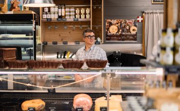 vitrine de fromage et charcuterie de savoie au sherpa de monchavain 