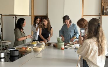 Poêlée de champignons et lardons dorés sur feu de bois, dans une cocotte en fonte bien chaude