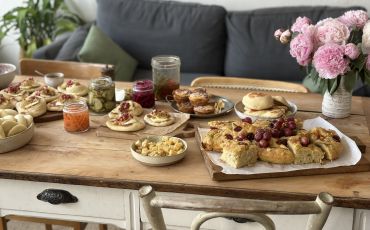une table plein de recettes gourmandes et délicieuse 