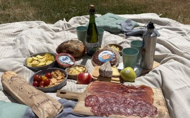 pique nique avec des produits terre de l'alpe