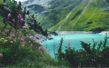 lac de montagne bleu turquoise 