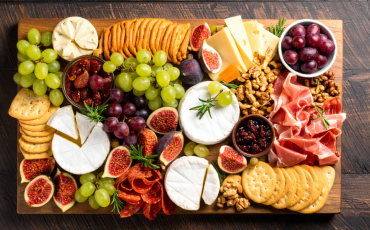planche fromage charcuterie et fruits