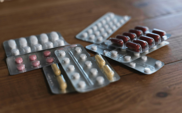 plaque de médicament sur une table en bois 