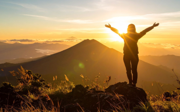 plan large montagne couché du soleil et personne heureuse devant le paysage 