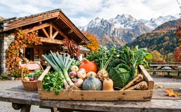 caisse de marché avec fruit et legumes d'automne : Poireau, mâche, navet, courge, céleri, chou vert, blette, panais 