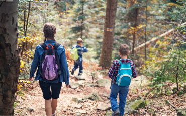 randonné en forêt en famille en automne
