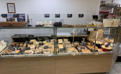 Fromage et charcuterie du pays à la coupe, traiteur  