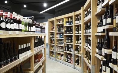 Intérieur supermarché sherpa Prapoutel les 7 Laux cave à vins