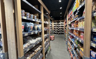 Intérieur supermarché sherpa Meribel Plateau produits régionaux et vins