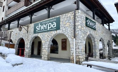 Sherpa supermarket Valmorel - Crève Coeur front to the slopes
