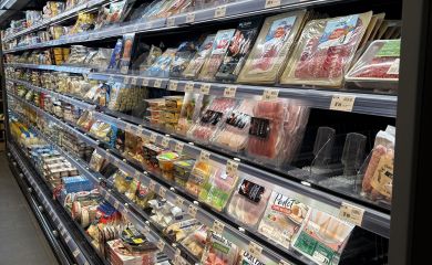 Sherpa supermarket Méribel - plateau view of the entrance from the parking lot