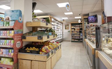 Sherpa Albiez rayon fruits et légumes et rayon traditionnel à la coupe