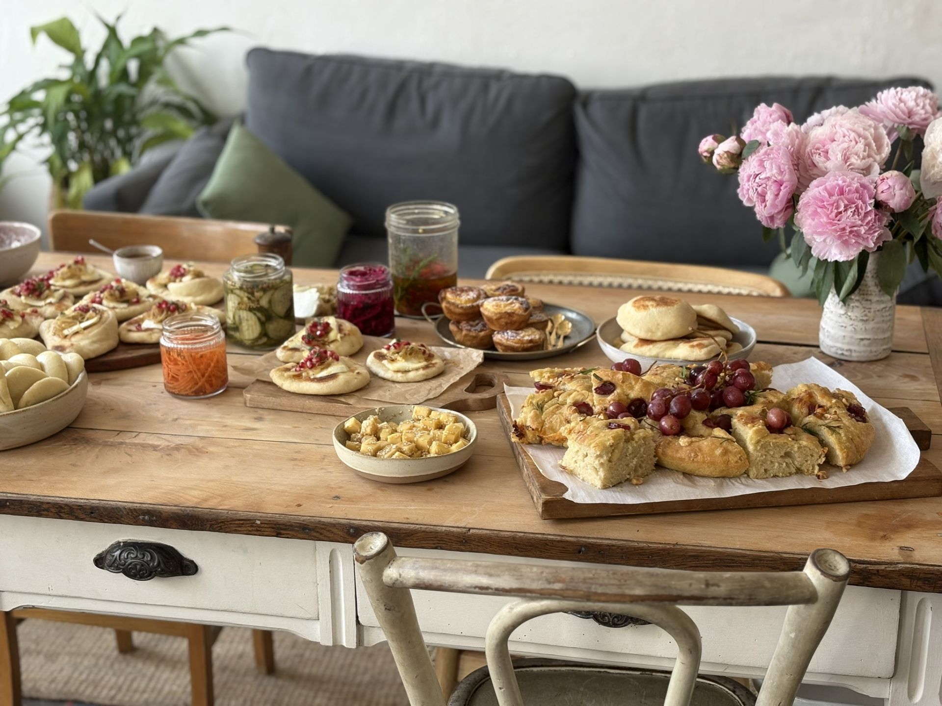 une table plein de recettes gourmandes et délicieuse 
