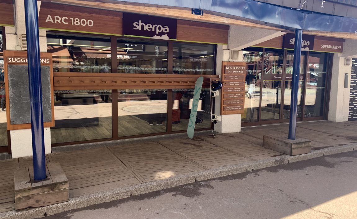 Sherpa supermarket Arc 1800 entrance
