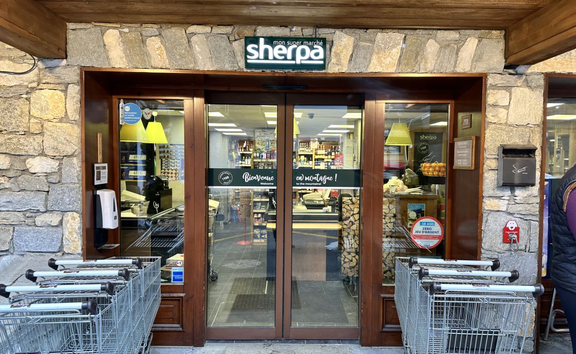 Sherpa supermarket Méribel 1600 winter entrance