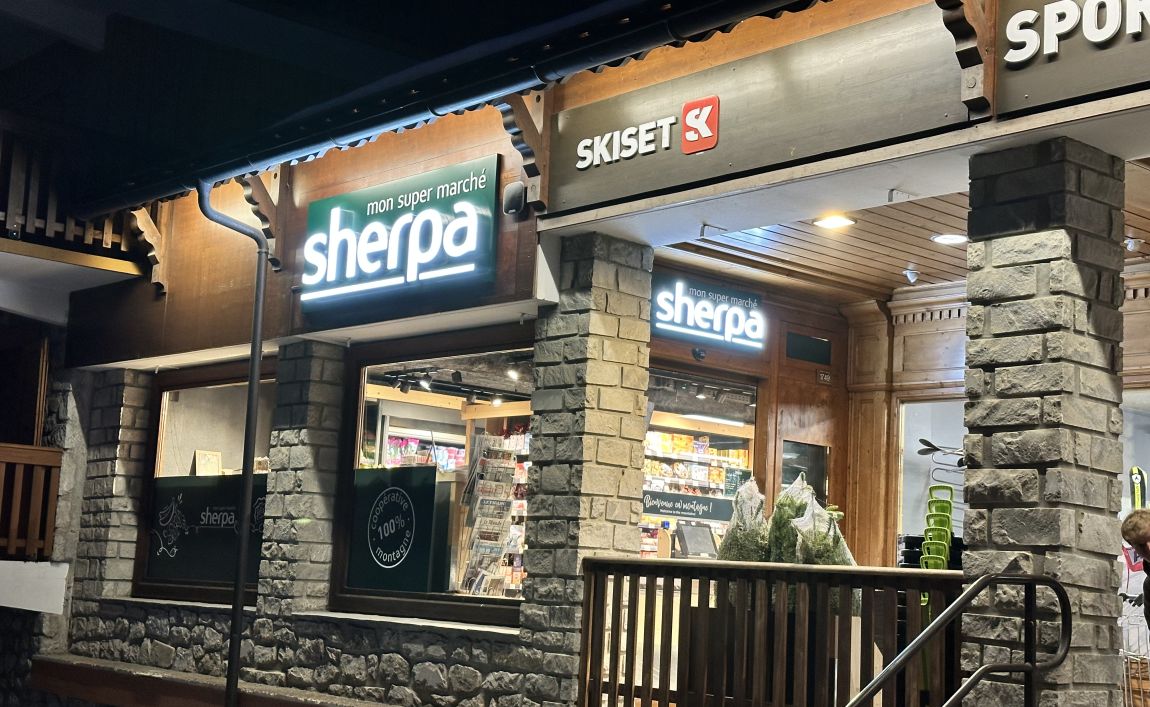 Intérieur supermarché sherpa Meribel Plateau entrée