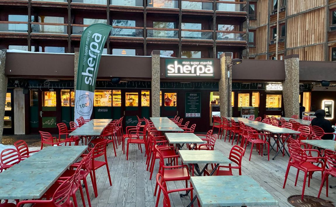 Super marché Sherpa Arc 2000 terrasse conviviale