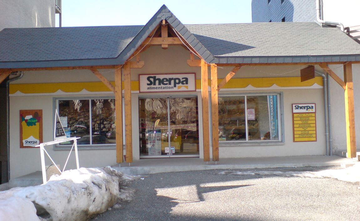 Sherpa supermarket Peyragudes winter entrance
