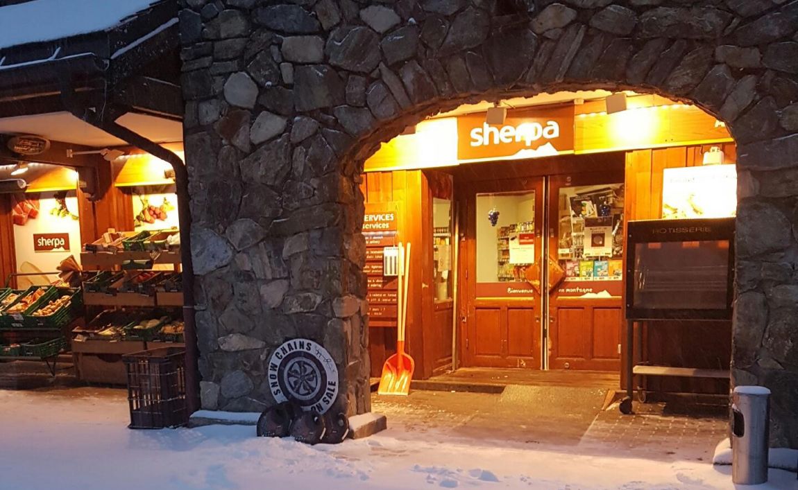 Sherpa supermarket Vaujany winter entrance