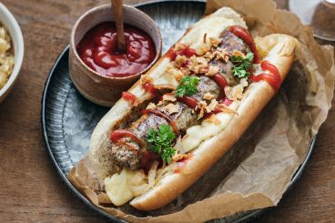 Hot-dog diots à l'ail des ours, confits d'oignons et crème d'Abondance - recette Sherpa